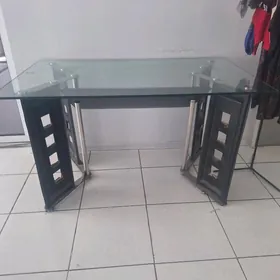 Kuhiniy aynaliy stol