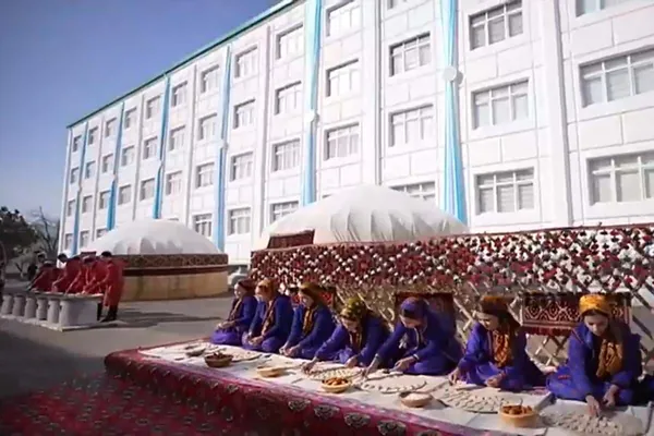 В Туркменбаши открыли два новых дома для семей полицейских