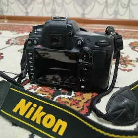 NIKON D 7000