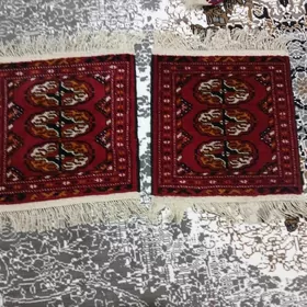 iki onune gyzyl haly