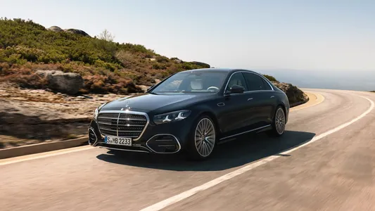 Mercedes-Benz обновила S-Class: седан получил новый дизайн и турбо-V8