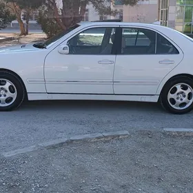 Mercedes-Benz E320 2001