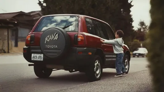 Люди — это ориентир: Toyota выпустила трогательную рекламу о поколениях RAV4