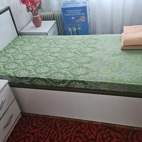 кровать и тумбы