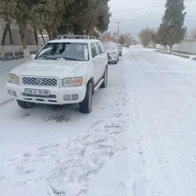 Nissan Pathfinder 2000