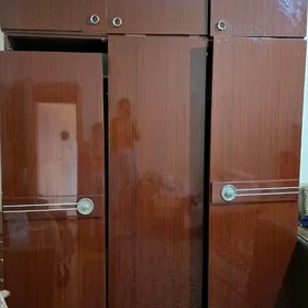 Шкаф из красного дерева