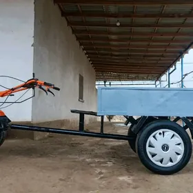 Araba kiçi ýer sürýän traktorň