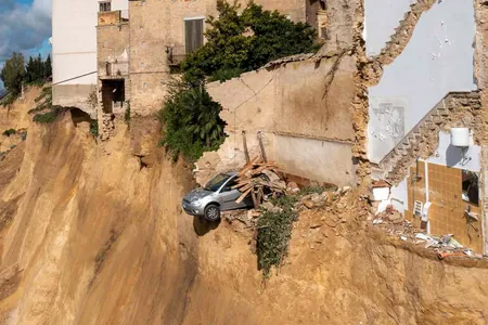 Город в Сицилии оказался на краю обрыва из-за оползня