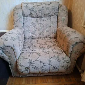 Кровать,тройка,шифонер,стол.