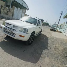 Mitsubishi L200 2005