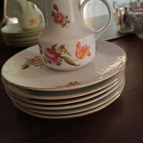 тарелки и сливочник