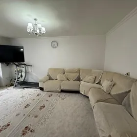 Срочно3 ком  6 мкр  2 этаж