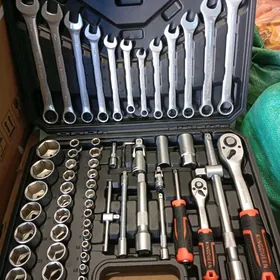 набор головок и ключей