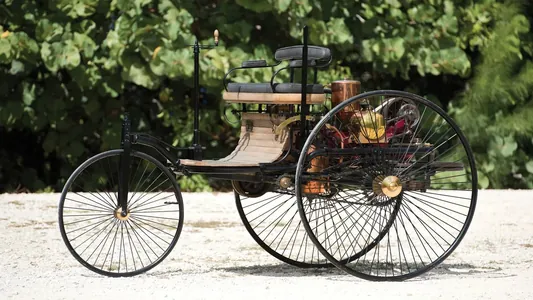 BMW потроллил Mercedes-Benz по случаю 140-летия изобретения автомобиля