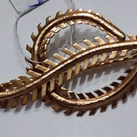 золотая брошь