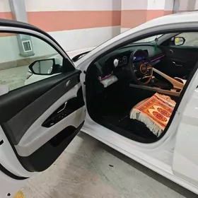 Hyundai Elantra 2025