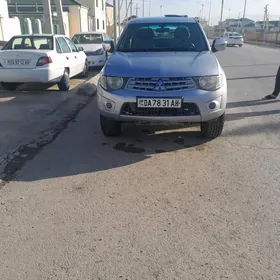 Mitsubishi L200 2012