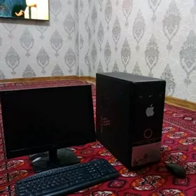 öýde ulnylaman ýatan kompyuter