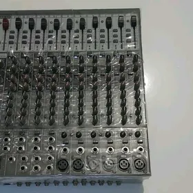 toy pult Behringer 1832