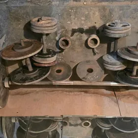 штанга с блинами и гантели