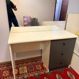 Стол для макияжа