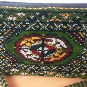 elde dokulan haly sumkasy