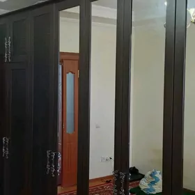 Стенка из кракодиловой кожы.