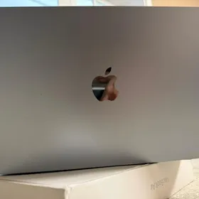 Macbook/13 inch/M4/ 2025