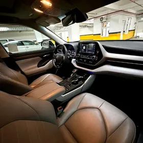 Toyota Highlander 2021