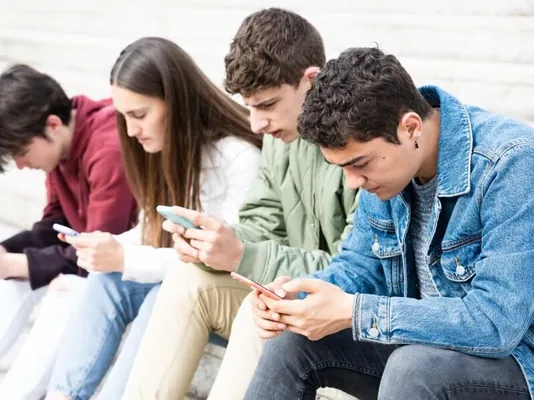 Ispaniýanyň häkimiýeti kämillik ýaşyna ýetmedikler üçin sosial ulgamlary gadagan etmäge taýýarlanýar