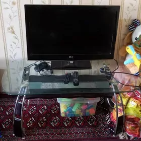 телевизор и столик