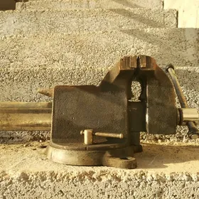 тиски настольные