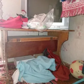 стол и светильник