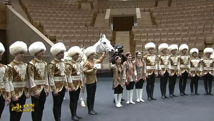 Глава Халк Маслахаты подарил группе «Галкыныш» ахалтекинского скакуна