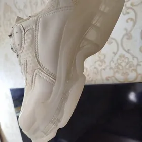 Белые кроссы