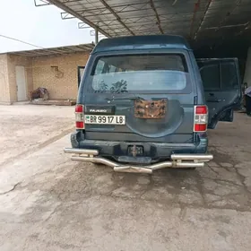 Mitsubishi Pajero 1992