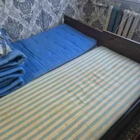 кровать состочние нормальное