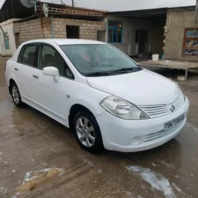 Nissan Tiida 2005