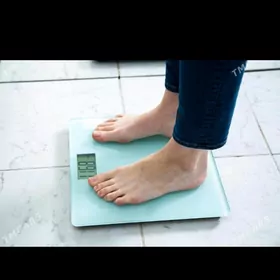 Adam cekilyan terezi kuhni gyz