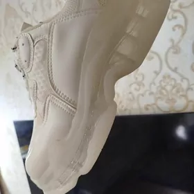 Белые кроссы