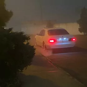 Mercedes-Benz E320 2001