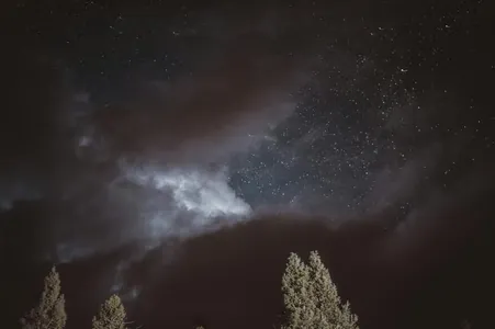 С неба сыплются десятки тонн космической пыли: почему мы их не видим?