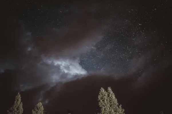 С неба сыплются десятки тонн космической пыли: почему мы их не видим?