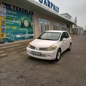 Nissan Tiida 2005