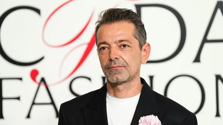 Креативным директором Versace станет бельгийский дизайнер Питер Мюлье