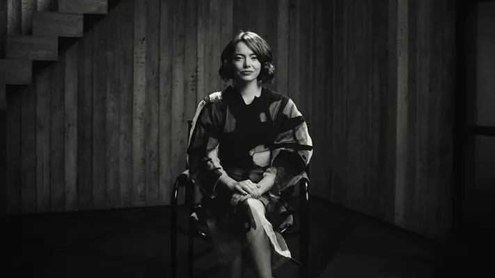 Emma Stoun hosting kompaniýasy üçin düşen mahabatynda noutbuklary döwýär