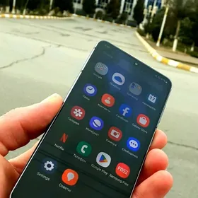 S21 ekranyn gyrajygy islanok