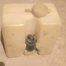 uaz aýna suw sepýän