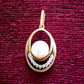 золотой кулон с жемчугом и фио