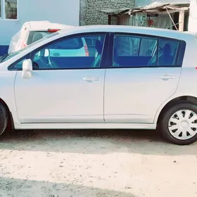 Nissan Tiida 2011